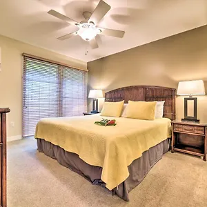With Pool - 1 Block To Front Street! Apartment